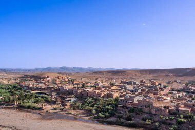 Ait Ben Haddou 'nun Kasbah' ından Ouarzazate manzarası. Nehir kuraklığı mevsimi. Berberiler, Fas 'taki Ait Ben Haddou Vadisi' nin yakınına birçok çamurlu ev inşa ettiler..