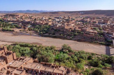 Ait Ben Haddou 'nun Kasbah' ından Ouarzazate manzarası. Nehir kuraklığı mevsimi. Berberiler, Fas 'taki Ait Ben Haddou Vadisi' nin yakınına birçok çamurlu ev inşa ettiler..