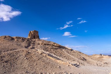 Tepenin tepesindeki tahıl ambarı bölgenin en eski yapısıdır. Berberiler, Fas 'taki Ait Ben Haddou Boğazı' nın yakınına birçok çamurlu ev inşa ettiler..