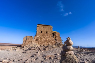 Tepenin tepesindeki tahıl ambarı bölgenin en eski yapısıdır. Berberiler, Fas 'taki Ait Ben Haddou Boğazı' nın yakınına birçok çamurlu ev inşa ettiler..
