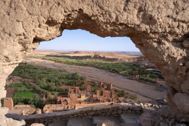 Ait Ben Haddou 'nun Kasbah' ından Ouarzazate manzarası. Nehir kuraklığı mevsimi. Berberiler, Fas 'taki Ait Ben Haddou Vadisi' nin yakınına birçok çamurlu ev inşa ettiler..