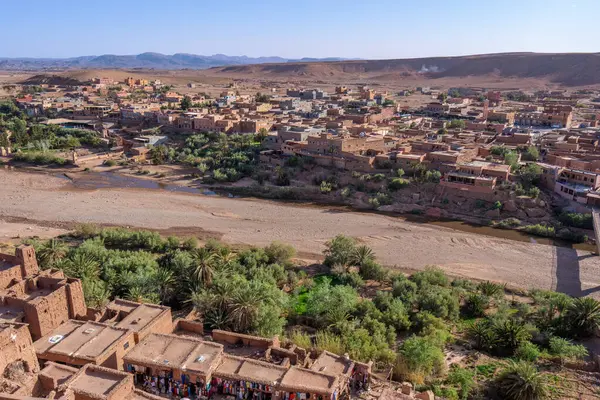 Ait Ben Haddou 'nun Kasbah' ından Ouarzazate manzarası. Nehir kuraklığı mevsimi. Berberiler, Fas 'taki Ait Ben Haddou Vadisi' nin yakınına birçok çamurlu ev inşa ettiler..