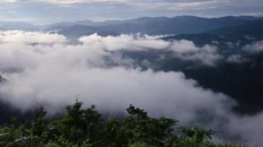 Bulutlar denizi yavaşça dağıldı ve safir mavisi göl suyunu ortaya çıkardı. Zümrüt Rezervuar 'ı çevreleyen dağların manzarası. Xindian Bölgesi, Tayvan.