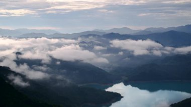Bulutlar denizi yavaşça dağıldı ve safir mavisi göl suyunu ortaya çıkardı. Zümrüt Rezervuar 'ı çevreleyen dağların manzarası. Xindian Bölgesi, Tayvan.