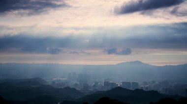 Birçok akşam ışığı kentin yüzeyine düşer ve uçaklar aralarında uçar. Dajianshan 'da alacakaranlık gökyüzünün manzarası. Xizhi Bölgesi, New Taipei, Tayvan.
