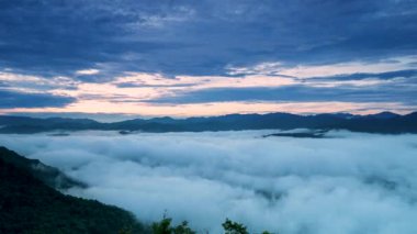Turuncu gökyüzü ve bulutlar güneş doğmadan önce. Huzurlu, ferahlatıcı bir his. Zümrüt Rezervuar 'ı çevreleyen dağların manzarası. Xindian Bölgesi, Tayvan.