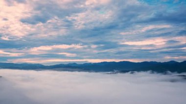 Turuncu gökyüzü ve bulutlar güneş doğmadan önce. Huzurlu, ferahlatıcı bir his. Zümrüt Rezervuar 'ı çevreleyen dağların manzarası. Xindian Bölgesi, Tayvan.