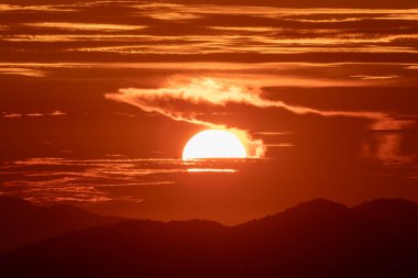 Gün batımında, güneş bulutlar arasında mekik dokuyor ve sonunda bulutlar tarafından engelleniyor. Dajianshan 'da alacakaranlık gökyüzünün manzarası. Xizhi Bölgesi, New Taipei, Tayvan.