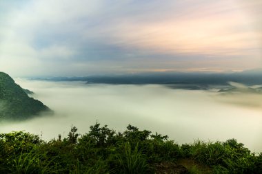 Turuncu gökyüzü ve bulutlar güneş doğmadan önce. Huzurlu, ferahlatıcı bir his. Zümrüt Rezervuar 'ı çevreleyen dağların manzarası. Xindian Bölgesi, Tayvan.