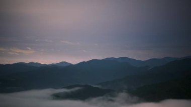 Bir yaz gecesi, bulutlar yükselir ve şimşekler çakar. Zümrüt Rezervuar 'ı çevreleyen dağların manzarası. Xindian Bölgesi, Tayvan.