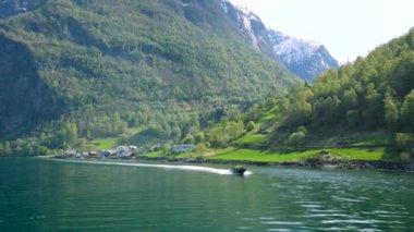 Yol boyunca zarif köyler, şelaleler ve göl yansımaları var. Dünya Mirası Sognefjord 'u gezin ve güzel manzaranın tadını çıkarın. Norveç.