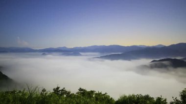 Bir yaz gecesinde, bulutlar denizi kabarır. Zümrüt Rezervuar 'ı çevreleyen dağların manzarası. Xindian Bölgesi, Tayvan.