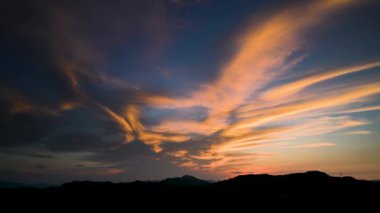 Güneş doğmadan önce gökyüzündeki renkli bulutlar uzaylı canavarlara benziyorlar. Zümrüt Rezervuar 'ı çevreleyen dağların manzarası. Xindian Bölgesi, Tayvan.