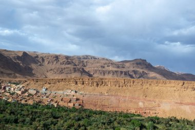 Todra Gorges, Fas 'taki Todgha Nehri üzerinde aşınmış kızıl kaya kayalıkları kulesi. Doğal güzelliğin ve jeolojik zamanın bir kanıtı..