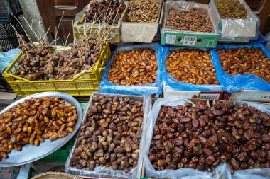 Çeşitli kurutulmuş hurma çeşitleri, olgunlaştığında tatlı bir lezzet, sıklıkla hurma meyvesi yapmak için kurutulur. Geleneksel Fas yemeklerine bir göz atalım. Fas 'tan..
