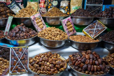 Çeşitli kurutulmuş hurma çeşitleri, olgunlaştığında tatlı bir lezzet, sıklıkla hurma meyvesi yapmak için kurutulur. Geleneksel Fas yemeklerine bir göz atalım. Fas 'tan..