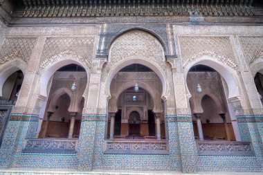 Fez, Fas - 23 Mart 2024: El Quaraouiyine Camii, İslam 'ın kutsal şehri Fez' in bir sembolüdür. Ayrıca dünyanın en eski üniversitesidir..