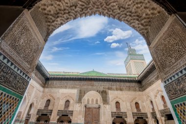 Fez, Fas - 23 Mart 2024: El Quaraouiyine Camii, İslam 'ın kutsal şehri Fez' in bir sembolüdür. Ayrıca dünyanın en eski üniversitesidir..