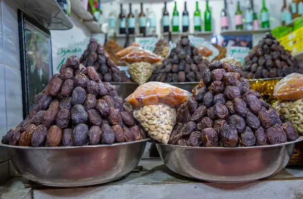 Çeşitli kurutulmuş hurma çeşitleri, olgunlaştığında tatlı bir lezzet, sıklıkla hurma meyvesi yapmak için kurutulur. Geleneksel Fas yemeklerine bir göz atalım. Fas 'tan..