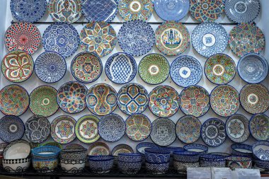 Fes, Fas - 23 Mart 2024: Enfes Fas seramik plakası geleneksel zanaatkarlığı sergiliyor. Kalıptan dekorasyona kadar detaylı süreçte bir bakış.