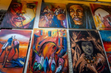 Fes, Fas - 23 Mart 2024: Fes 'te bir ara sokak Farsça ve Arapça tarzları yansıtan çeşitli sokak resimleriyle süslenmiştir..