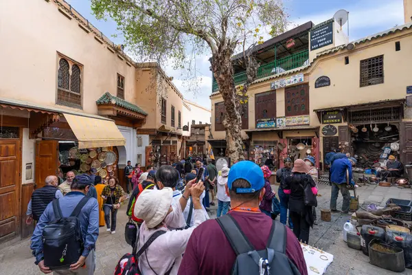 Fes, Fas - 23 Mart 2024: Metal işçiliğinin ritmik sesleri, nesillerdir süregelen pirinç ve bakır işçiliği geleneğiyle bilinen tarihi bir meydan olan Place Seffarine 'de yankılanıyor.