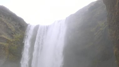 Görkemli Seljalandsfoss şelalesi buzulların eriyen sularından oluşur. Onu eşsiz yapan şelalenin arkasındaki ulaşılabilir iz. Reykjavik Yarımadası, İzlanda.