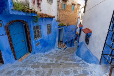 Açık gökyüzünün altında, Chefchaouen sokakları duvarlardan ve mavi tonlarda merdiven labirentlerinden oluşur. Şef, Fas..