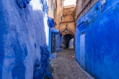 Açık gökyüzünün altında, Chefchaouen sokakları duvarlardan ve mavi tonlarda merdiven labirentlerinden oluşur. Şef, Fas..