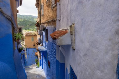 Açık gökyüzünün altında, Chefchaouen sokakları duvarlardan ve mavi tonlarda merdiven labirentlerinden oluşur. Şef, Fas..
