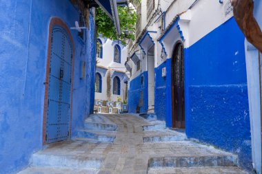 Merdivenli dar sokaklar turistler, eski asma ağaçları için çekicidir. Fas. Mavi ve beyaz tonlu evler rüya gibi ve büyüleyici. Şef! Şef!.