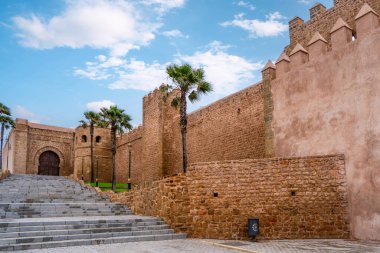 Beyaz binaları ve engin genişliğiyle Udayas Kasbah 'ı. Kalın bulutlar arasında ara sıra güneş ışığı. Günbatımı manzarası için harika bir yer. Rabat, Fas.