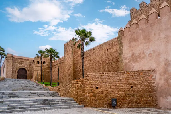 Beyaz binaları ve engin genişliğiyle Udayas Kasbah 'ı. Kalın bulutlar arasında ara sıra güneş ışığı. Günbatımı manzarası için harika bir yer. Rabat, Fas.