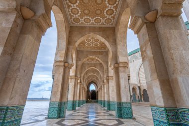 Hasan II Camii 'nin içi kemerler, koridorlar ve fayanslarla süslenmiş. Casablanca, Fas 'ta çekildi..