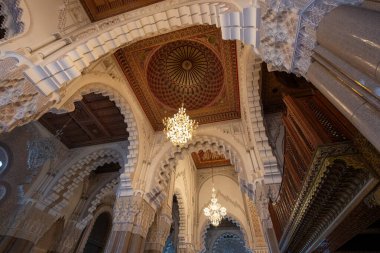 Hasan II Camii, Fas - 26 Mart 2024: caminin içinde nefis tavan ve avizeler. Fas sanatsal geleneği ve gelişmiş mimari teknikleri sergiliyor.