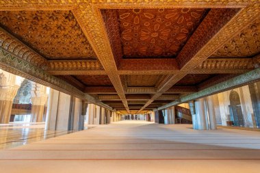 Hasan II Cami, Kazablanka, Fas - 26 Mart 2024: Eşsiz sanatsal ve mimari teknikler sergilenen karmaşık tavanlı muhteşem koridorlar.