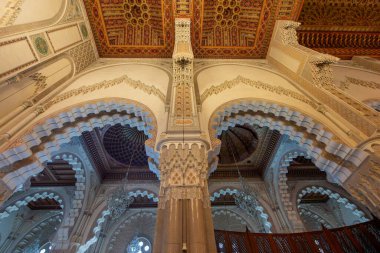Hasan II Cami, Kazablanka, Fas - 26 Mart 2024: Eşsiz sanatsal ve mimari teknikler sergilenen karmaşık tavanlı muhteşem koridorlar.