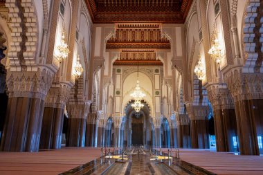 Hasan II Camii, Kazablanka, Fas - 26 Mart 2024: Lobide parlak kristal bir avize bulunur. Fas 'taki en temsilci ve kriterli mimari çalışma..