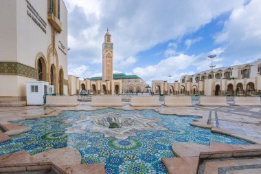 Casablanca, Fas - 26 Mart 2024: Hassan II Camii 'nin meydanındaki çeşme tamir edildi ve zemin mavi desenli fayanslarla süslendi.