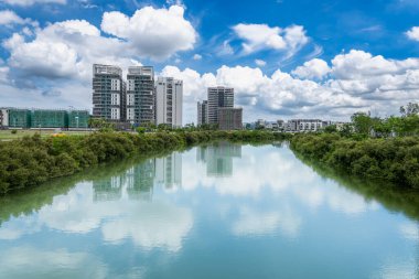 Annan Bölgesi, Tainan Şehri 'ndeki kanal, modern binalar ve sakin mavi sulara yansıyan benzersiz köprülerle çok güzel..