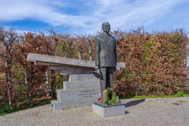 Kopenhag, Danimarka - 28 Nisan 2024: Bahar yaprakları arasında Kral IX Frederik 'in anısına yapılan bronz heykel.