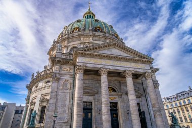 Kopenhag, Danimarka - 29 Nisan 2024: Görkemli Frederiks Kirke 'nin girişi 