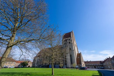 Kopenhag, Danimarka - 29 Nisan 2024 Grundtvig Kilisesi 'nin etkileyici cephesi, ünlü bir mimari dönüm noktası. Grundtvig, ünlü bir Danimarkalı papaz, filozof, eğitimci ve şair..
