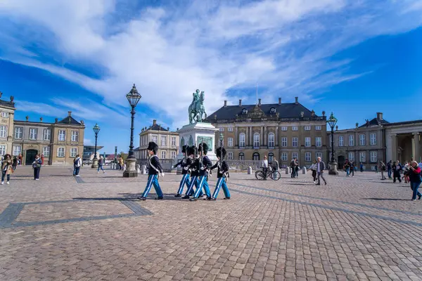 Kopenhag, Danimarka - 28 Nisan 2024: Kraliyet Muhafızları Amalienborg Sarayı 'ndaki Muhafız Değişim Töreni sırasında yürüyüş düzenlediler.