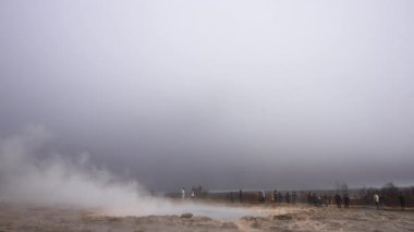 Güçlü gayzer patlamaları izleyicileri cezbeder. Buhar ve su püskürtüleri engebeli arazide dramatik manzaralar yaratır. Gayzerler, İzlanda.