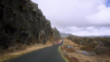 Thingvellir Ulusal Parkı, deniz seviyesinden açıkça görülebilen Orta Atlantik Sırtı ile ünlüdür. Kanyonlar ve yarıklar Dünya 'nın hareketliliğinin kanıtıdır. İzlanda