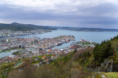 Bergen, Norveç 'in çarpıcı manzarası büyüleyici şehir limanını, renkli evleri ve etrafındaki dağları gösteriyor. Bryggen semti ön planda görülebilir..