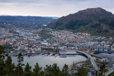Bergen, Norveç 'in çarpıcı manzarası büyüleyici şehir limanını, renkli evleri ve etrafındaki dağları gösteriyor. Bryggen semti ön planda görülebilir..
