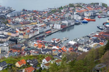 Bergen, Norveç 'in çarpıcı manzarası büyüleyici şehir limanını, renkli evleri ve etrafındaki dağları gösteriyor. Bryggen semti ön planda görülebilir..