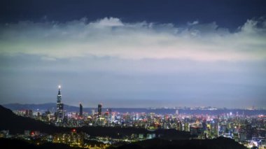 Taipei şehrinin göz kamaştırıcı gece manzarası canlı şehrin ufuk çizgisini ve ufka doğru uzanan aydınlık binaları gösteriyor. Yeni Tayvan Şehri, Tayvan.